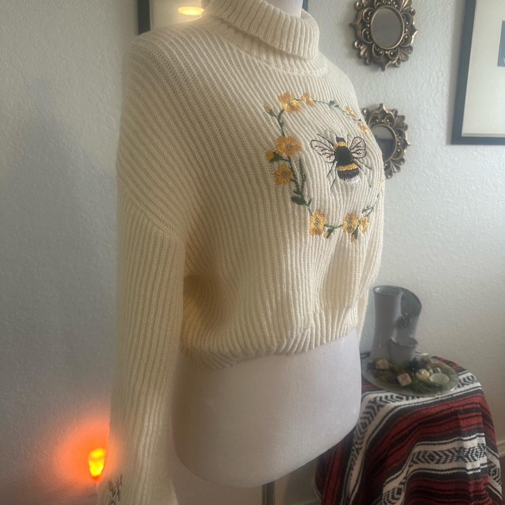 Honeybee Embroidered Crop Sweater ✨❤️✨ - Picture 3 of 8